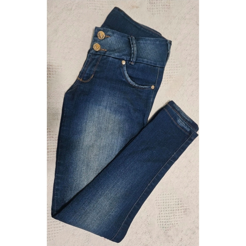 Studio Jones Jeans, Light Washed, Detailed Back Pockets, Low Rise, 10, Worn ✔️